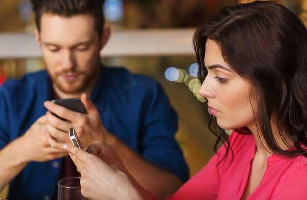 Texting After Your First Date - When to Text, Chase or Back Off