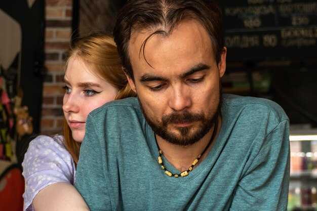 10 Signs of an Emotionally Unavailable Man - How to Tell If He's Not Ready for Love 10 Signs of an Emotionally Unavailable Man: How to Tell If He's Not Ready for Love