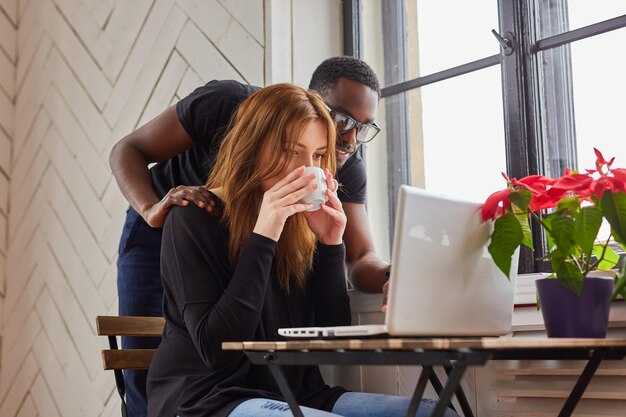 12 Do's & Don'ts of Dating a Coworker | Workplace Romance