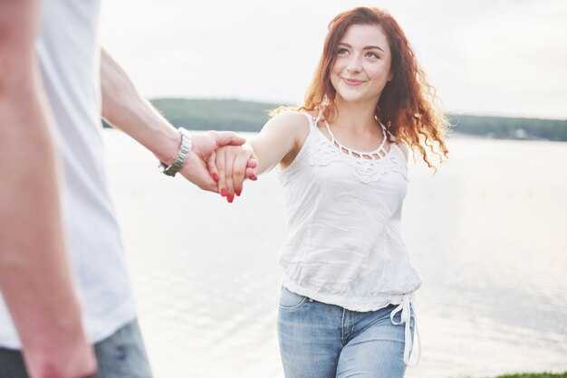 Stage 1 – Early Attraction: spotting and responding to small secrets
