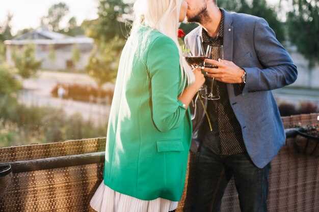 Dating Over 40 - 9 Expert-Approved Tips to Put Yourself Back Out There Dating Over 40: 9 Expert-Approved Tips to Put Yourself Back Out There