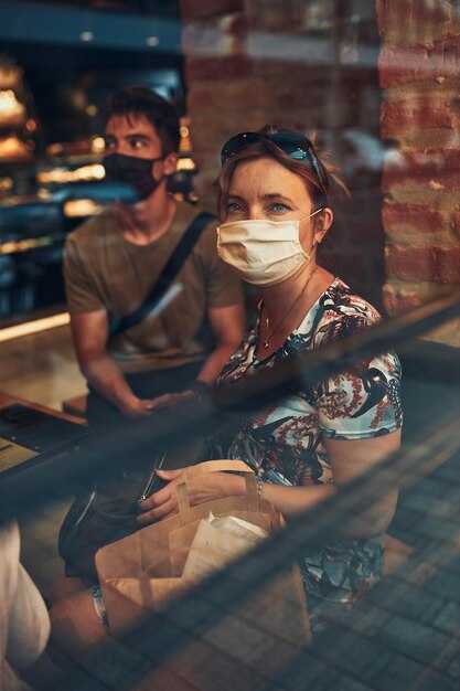 Speech and body-language cues that communicate self-reliance over closeness
