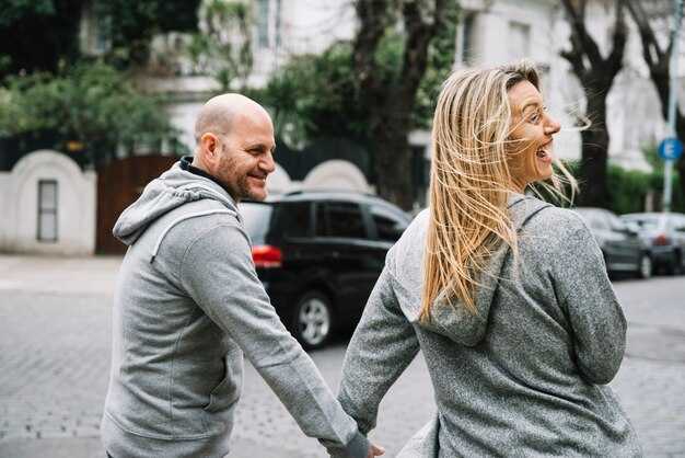 How to Stop Being Clingy in Relationships - Go from Needy to Needed How to Stop Being Clingy in Relationships: Go from Needy to Needed