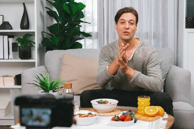 Mindful Eating - Be Present and Relaxed at Mealtime Mindful Eating: Be Present and Relaxed at Mealtime