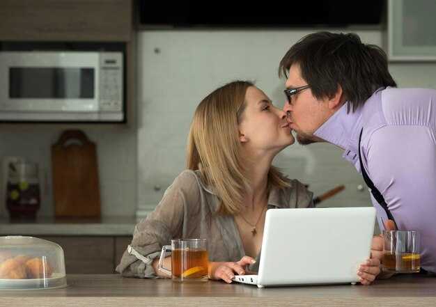 Pros and Cons of Online Dating - Benefits, Risks & Tips Pros and Cons of Online Dating: Benefits, Risks & Tips