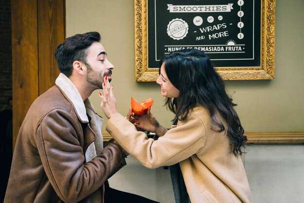 How couples handle public attention and microcomments together