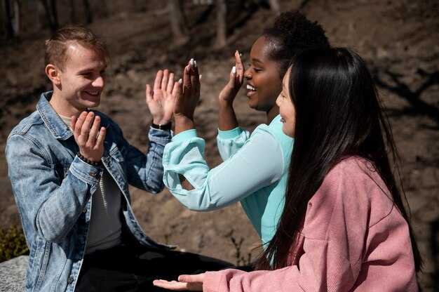 When Friendships End: Signs, Why It Happens & How to Heal