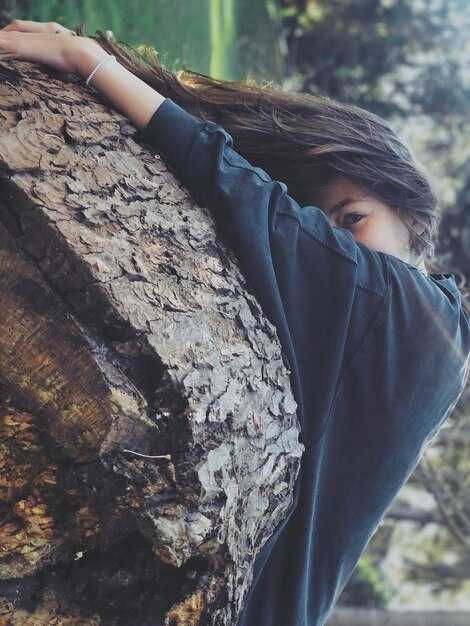 How trauma-related symptoms (hypervigilance, avoidance) feed insecurity and when to seek trauma-informed care